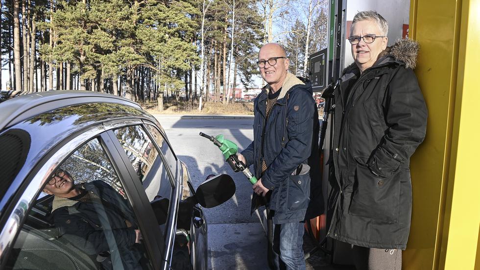 Med halv tank från bilhandlarn så blev det inte så ekonomiskt kännbart, då Ingrid och Leif Eriksson fyllde upp sin för dagen splajdans nya bil.