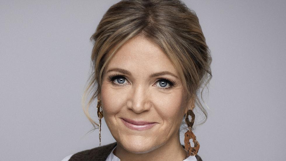 Kattis Ahlström är känd som bland annat programledare på tv. Nu har hon skrivit sin första roman.