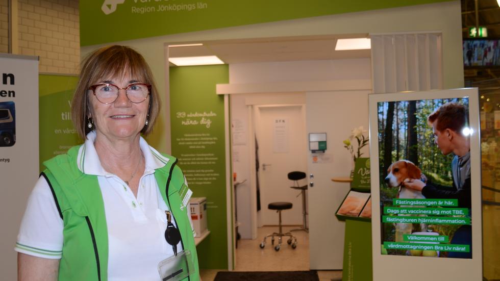 Distriktssköterskan Angela Eckerby är egentligen pensionerad, men  leder nu ett projekt med vårdcentral i köpcentrum.