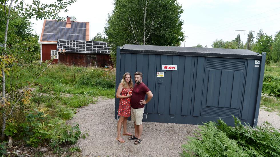 Alexander Lowejko och Emelie Fällgren ser sina framtidsplaner på gårdsbutik helt grusas om kraftbolaget får bygga ett ställverk bakom deras hus i Ormaryd.
