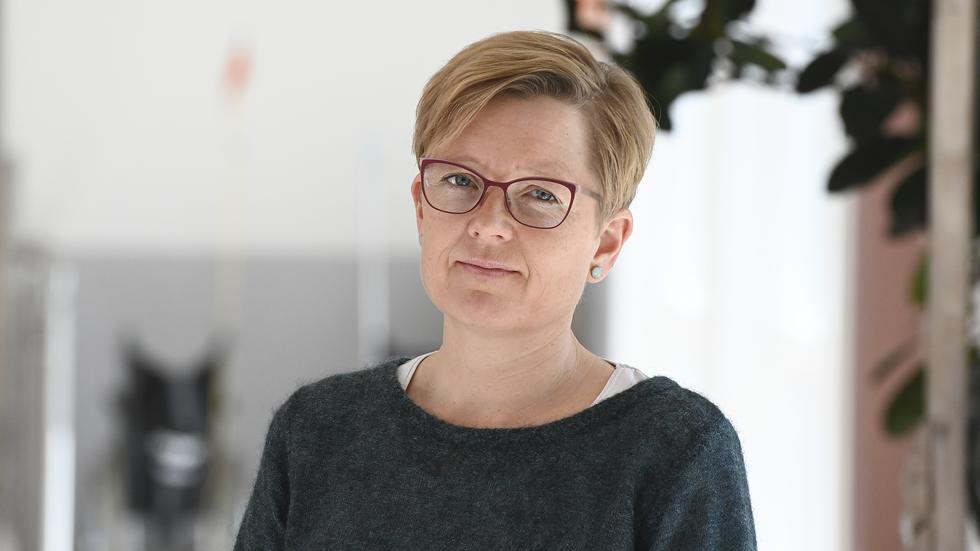 Malin Bengnér, smittskyddsläkare i Region Jönköpings län, förklarar att fler än tidigare är mottagliga för att smittas av kikhosta just nu. Därför välkomnar hon att rekommendationen om vaccin till gravida kommer just nu.