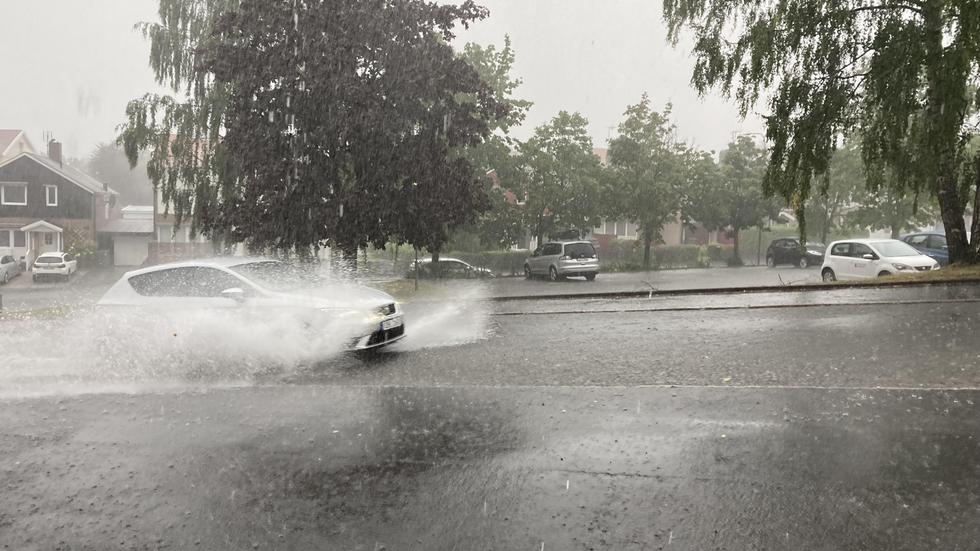 Det regnar rejält runt om i våra kommuner. Denna bild är tagen på Västerliden i Huskvarna.