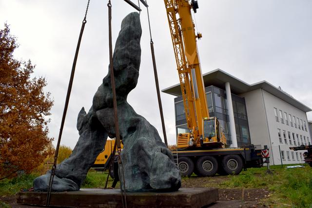 Den tunga skulpturen flyttades till Huskvarna under torsdagen. 