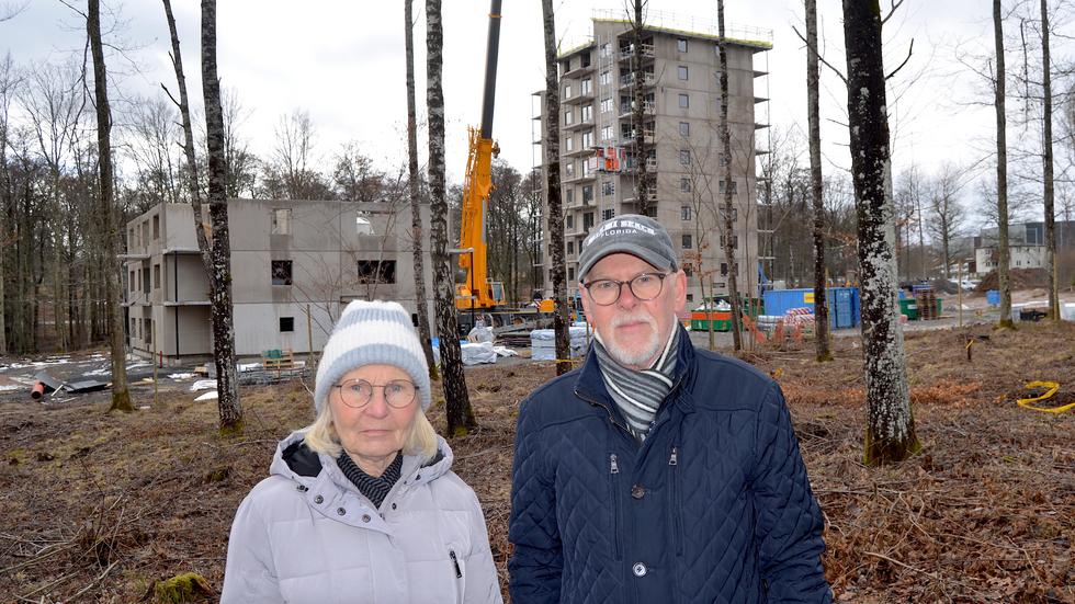 Ulla och Curt Tallhoff ska flytta in i en trea i det som kommer att bli sexvåningshuset (till vänster i bakgrunden) i nya bostadsområdet Vitsippsparken. 