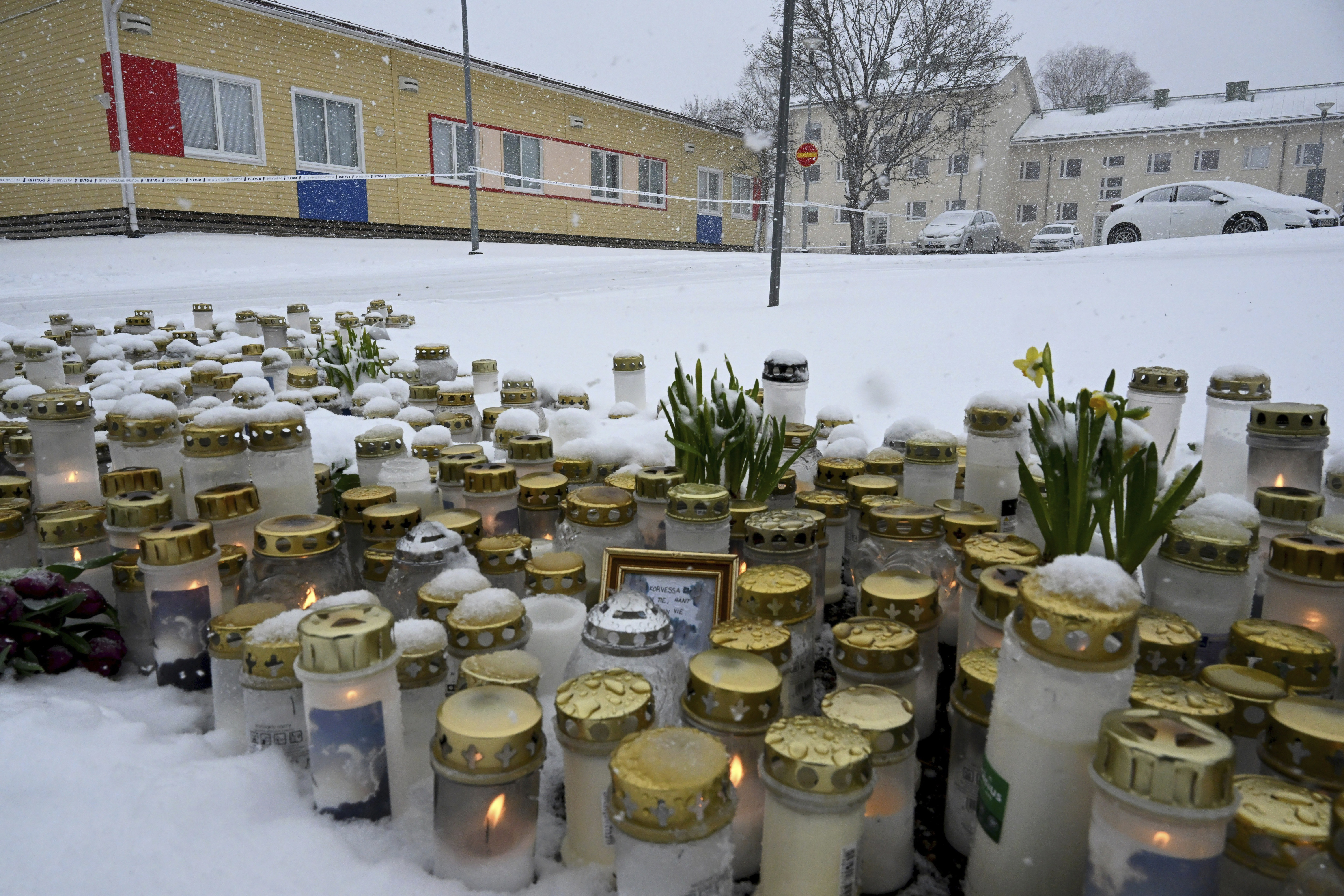 Människor har placerat ljus och blommor utanför den drabbade skolan, som fortfarande omgärdas av polisavspärrningar.