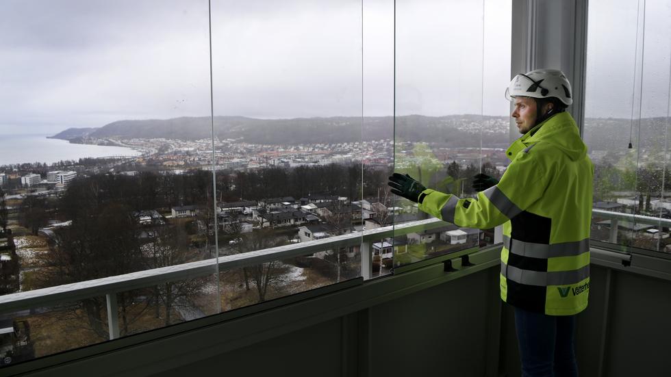 Även en disig dag har sin charm. Linus Gustafsson, projektledare på Vätterhem, visar upp den fina utsikten från den inglasade balkongen på våning åtta. 