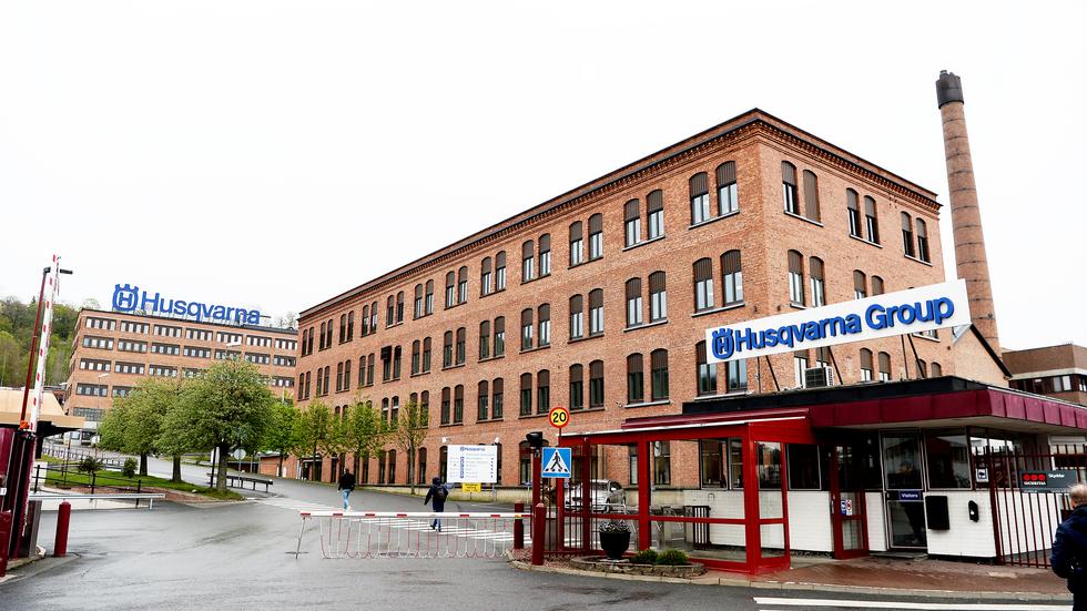 Husqvarna Groups fabriksområde i Huskvarna. Företaget aviserar nu att personalstyrkan ska minskas som ett led i omställningen mot eldrivna handhållna maskiner. FOTO: Janne Wrangberth. 