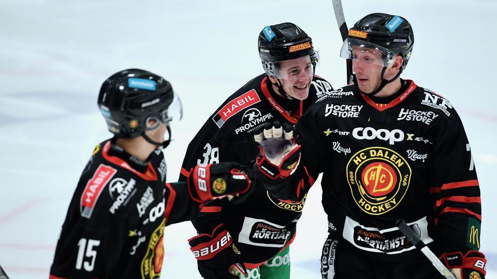 Kalle Holm, i mitten, jublar tillsammans med Felix Lidgren och Kalle Hult efter ett av hans mål i segermatchen mot Köping.