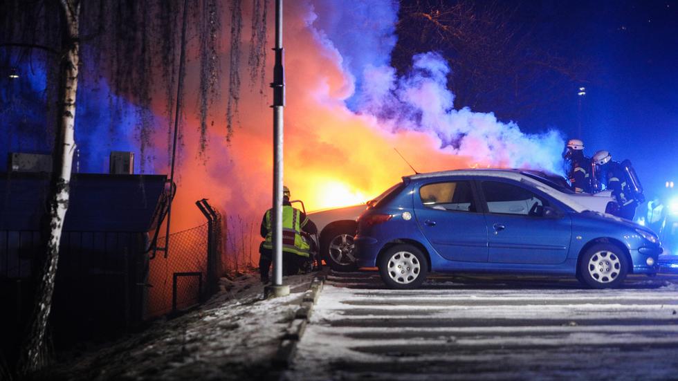 En bil började under natten mot måndag att brinna på Stationsgatan i Huskvarna. Foto: Mattias Landström/jkpg.news