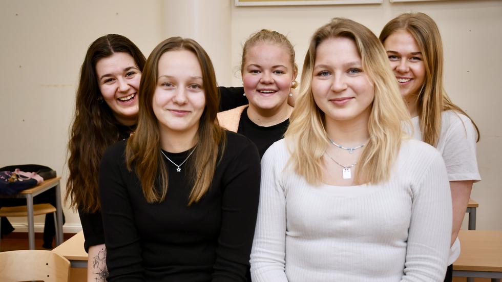 Eleverna Lara Stojanovic, Emma Braf, Alva Olofsgård, Julia Olaison och Frida Wilhelmsson utmanades i SmT:s språktest.