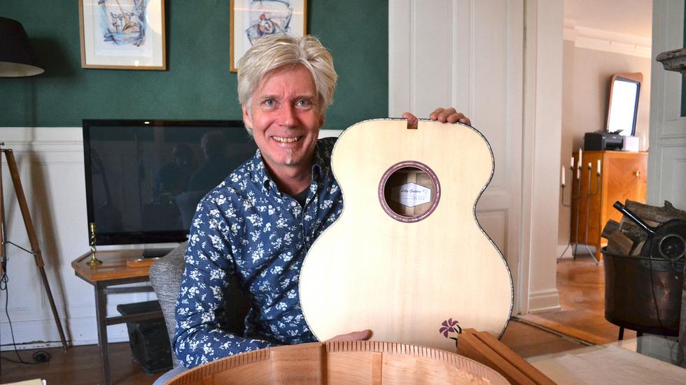 Musikern Micael Lilja från Jönköping har börjat bygga akustiska gitarrer. ”Det fyller en funktion under corona-pandemin”.   