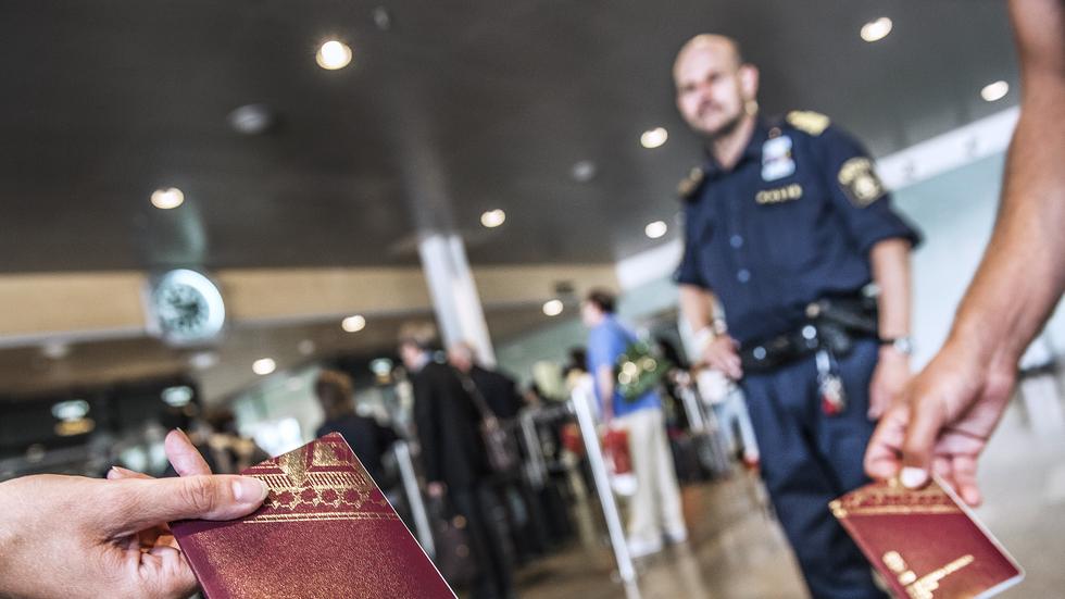 Tänker du skaffa nytt pass – men ännu inte kommit till skott? Hos polisreceptionen i Jönköping kommer du få vänta tills december innan lediga tider finns, är det senaste beskedet.
