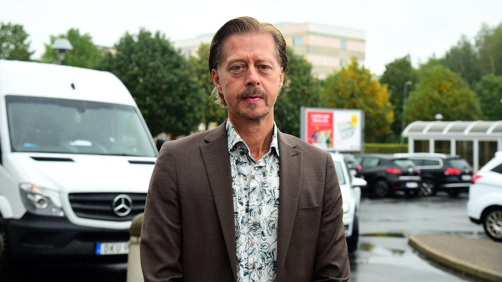 Carl-Johan Sjöberg, trafikdirektör på Jönköpings länstrafik, uppmanar resenärerna som plankar att tänka på hur många miljoner det totalt kan röra sig om per år som JLT förlorar i förlorade biljettintäkter på grund av fuskåkare. Pengarna behövs i tider då drivmedelskostnaderna skenar.