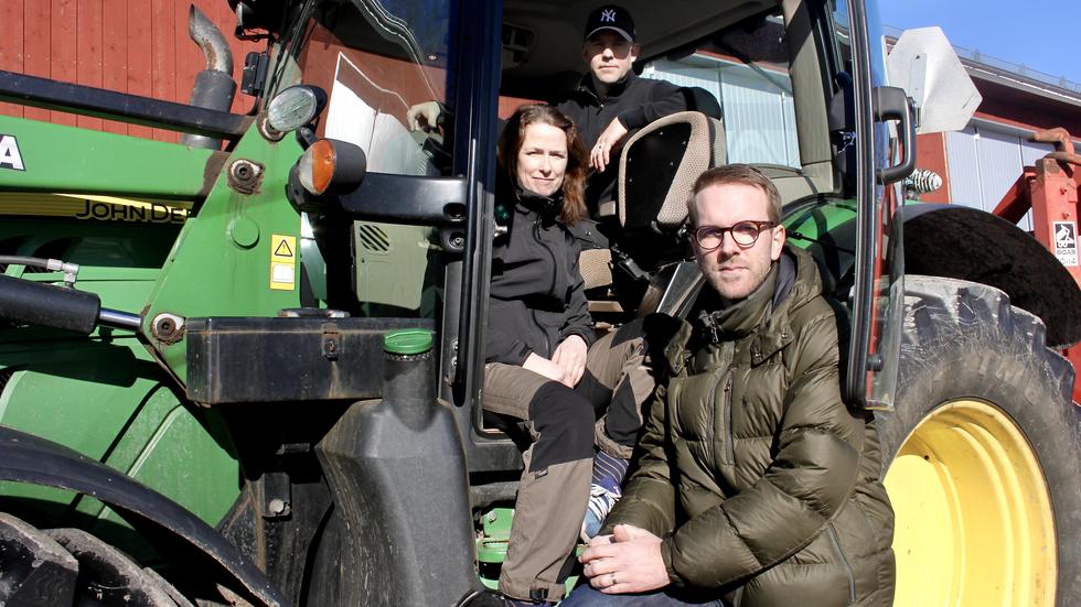 Lantbrukare Jakob Junvik, sittande i traktorn, driver Källekulla gård mellan Mullsjö och Bottnaryd. Karin Nalbin bedriver mjölk- och köttproduktion på Bjurbäcks gård. De fick besök av riksdagspolitikern Andreas Carlson (KD), för att diskutera de kraftigt ökande bränslepriserna. 
