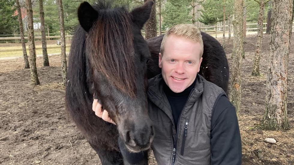 Travbanechefen David Källgren trivs inte helt oväntat tillsammans med hästar. Här med ponnyn Kovo.