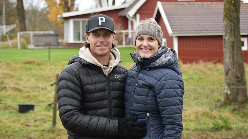 Paret Kristoffer Broberg och Victoria Wahrby har precis köpt en hästgård utanför Tranås. Det är en dröm som gått i uppfyllelse för paret.