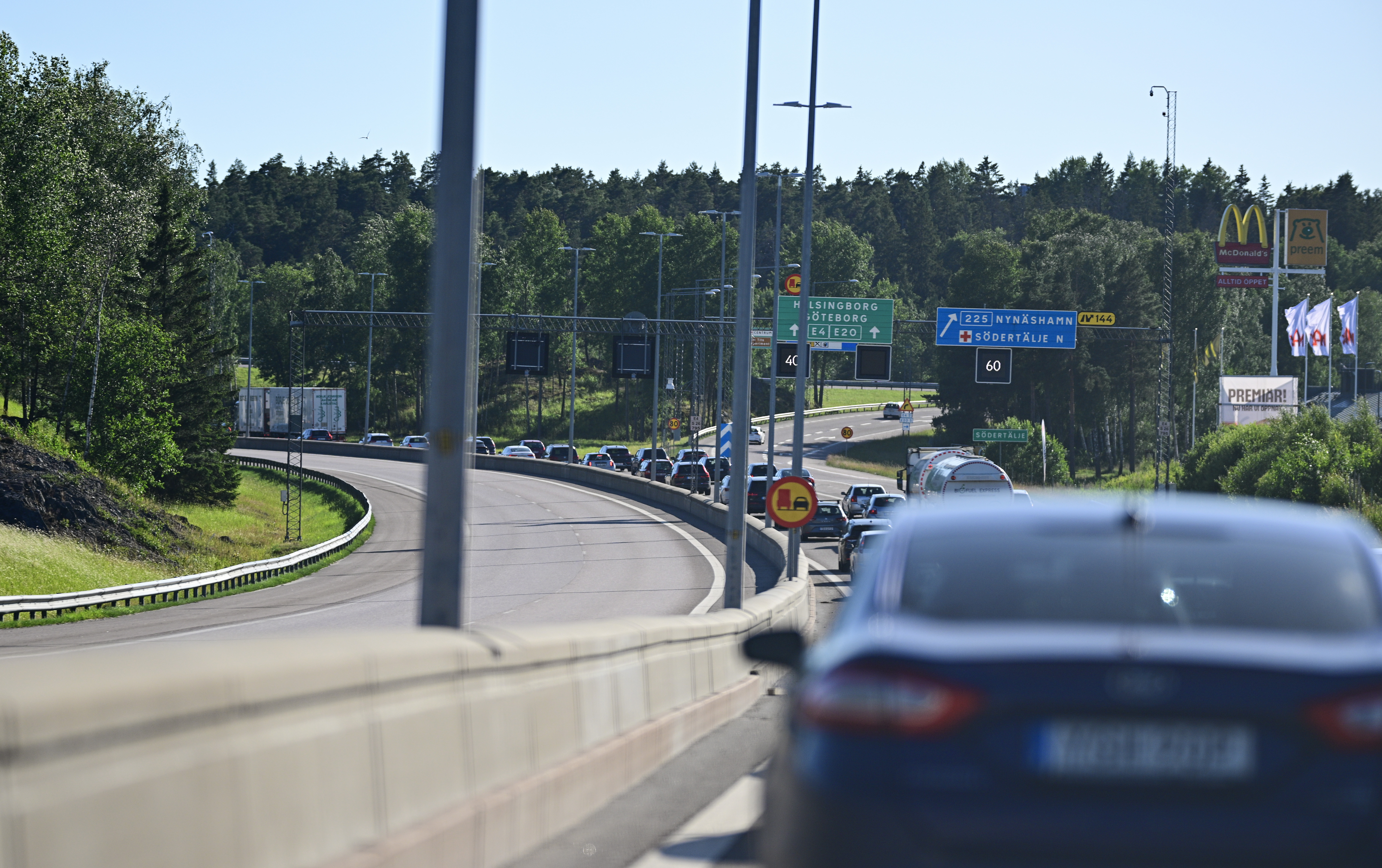 Bil Har Voltat På E4 – Flera Stopp Och Olyckor I Midsommartrafiken ...