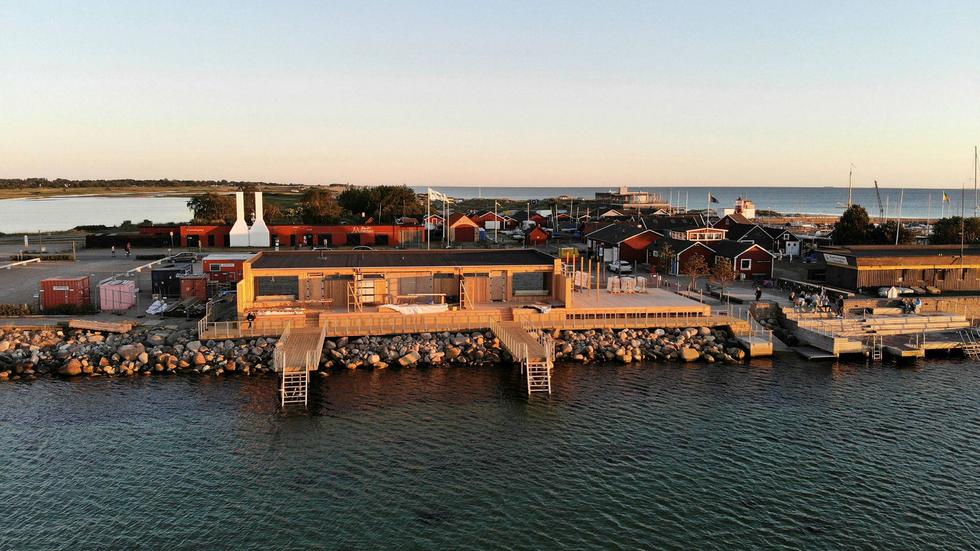 Planerna för ett kallbadhus i Skanörs hamn har debatterats i mer än ett decennium. På måndag öppnar det för allmänheten.