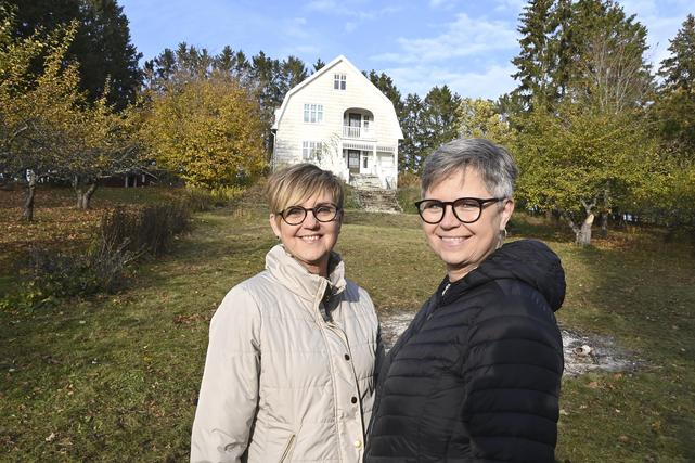 Monica Sokoloff och Marita Strandberg framför huset där de växte upp. 