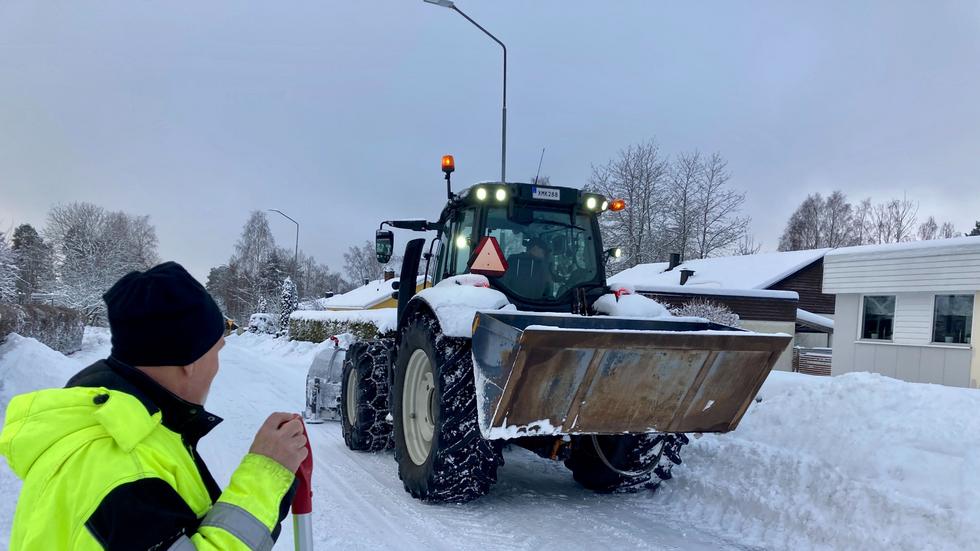 Ulf Tillström betraktar snöröjningen på Dalskogsvägen i Mullsjö. Han är bekymrad över hur bilarna ställer sig på gatan och gör den trång för trafik. 