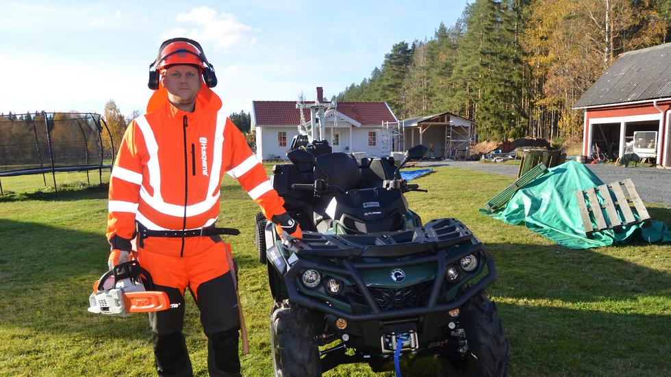 Henrik Karlsson är utrustad och klar. Nu kan han dra igång sitt nya företag inom trädfällning och trädbeskärning.  