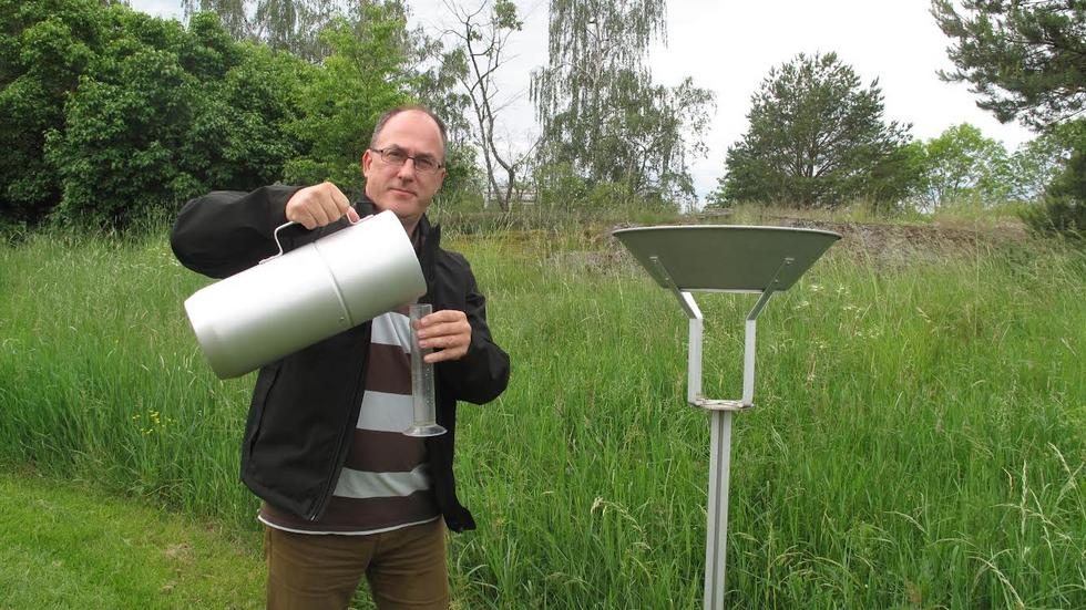 Håkan Nordkvist på SMHI visar hur en manuell väderstation fungerar. Bild: SMHI