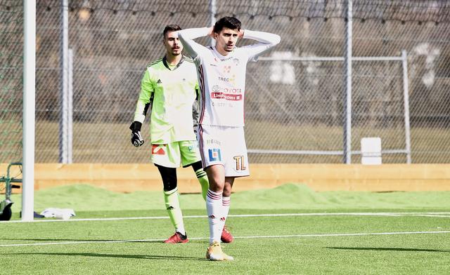 Assyriskas Amar Muhsin grämer sig över en missad målchans mot Vänersborg. Assyriska föll med 1–4 efter en blek försvarsinsats.
