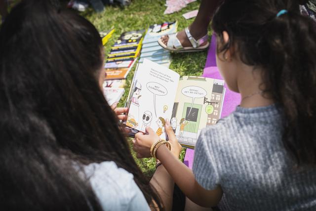Under skolåret har läsambassadörerna haft bokcirklar på skolorna. Under sommarlovet läser de med barn ute i parken.