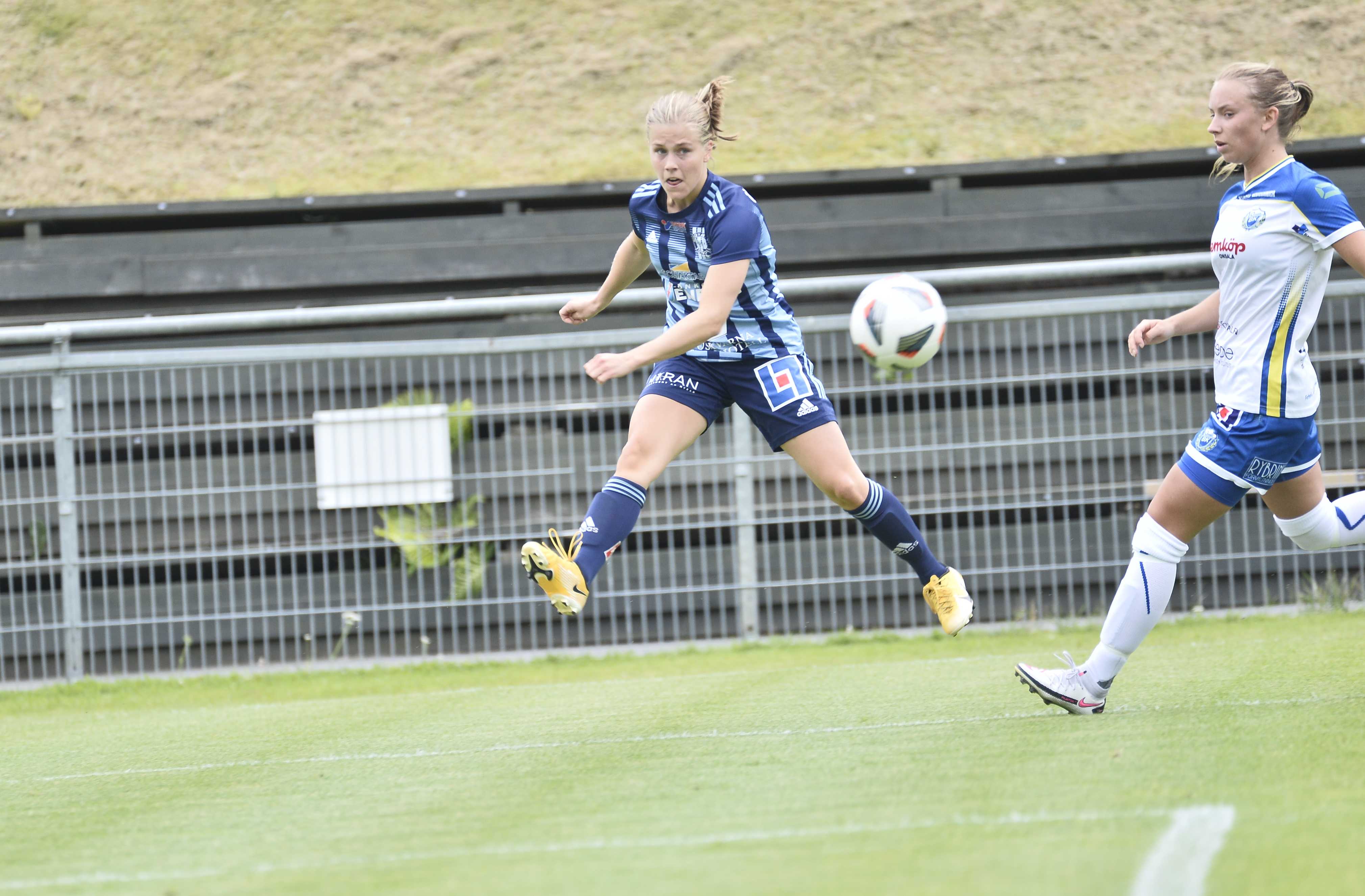 Amanda Samuelsson inledde målskyttet i HFF:s segermatch mot Onsala BK. Sedan spelade hon också fram Petronella Lindström till 2–1-målet. 