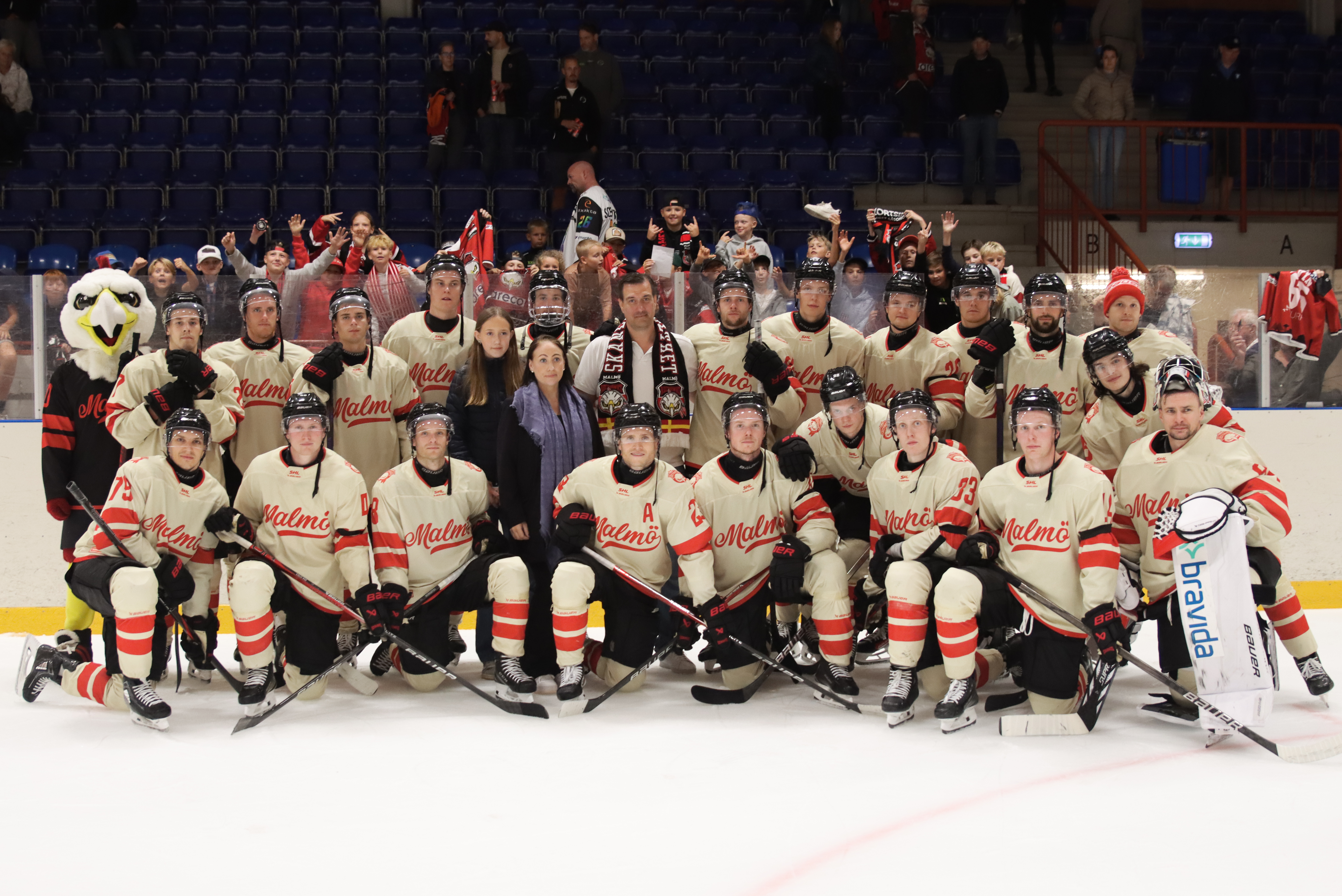 Familjen Flisborn tillsammans med hela Malmö Redhawks efter matchen i Trelleborgs ishall. 