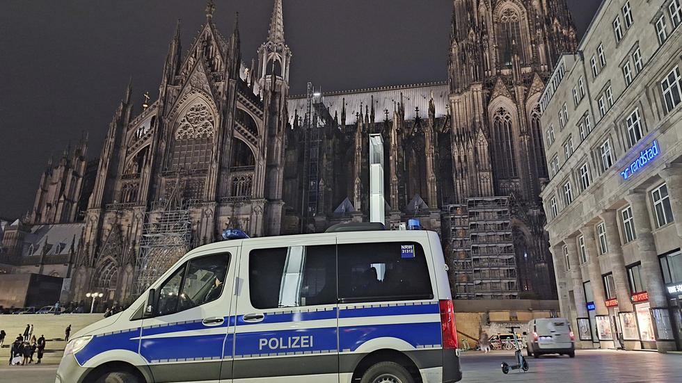 Den tyska polisen bevakar katedralen i Köln efter att man fått indikationer på terrorhot mot domkyrkan.