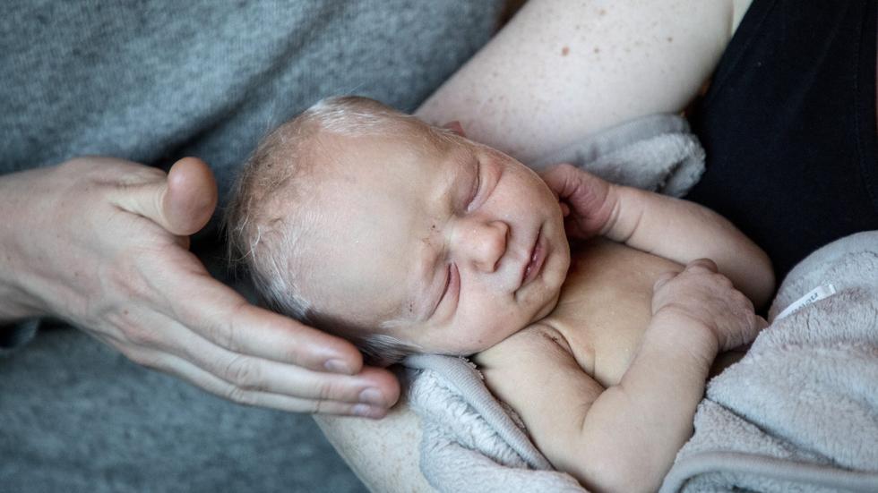 En bebis avled efter en hemförlossning som fick avslutas på sjukhus. Bilden är en genrebild.