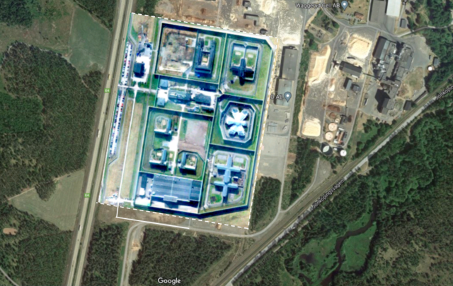 Ungefär så här stort är ett fängelse för 400 fångar (streckad linje). Bilden visar hur det skulle se ut om Kumlaanstalten låg på - här som ett exempel - Götaforsområdet i Vaggeryd.