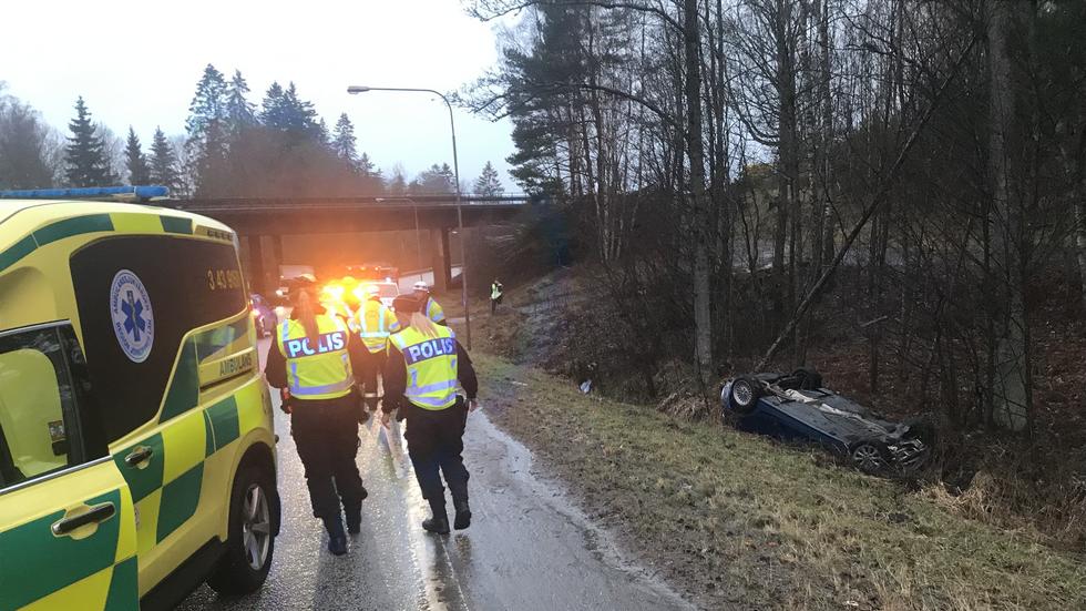 Bilen voltade ner i diket på väg 846 mellan  Råslätt och Barnarp.