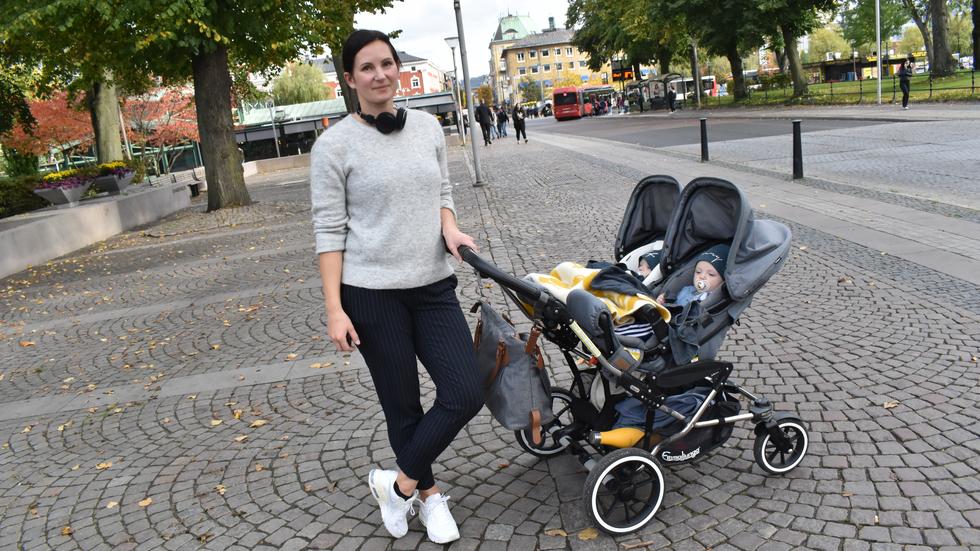 Maria Göransdotter Marklund från Jönköping är ute och går med tvillingarna Ralf och Henry, åtta och en halv månad gamla. ”Det går inte att oroa sig för allt”, menar tvillingmamman.