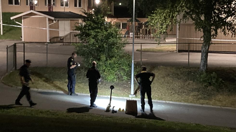 Efter skottlossningen på Öxnehaga i onsdags har polisen fortsatt arbetat med att knacka dörr och samla in tips från allmänheten. FOTO: Peter Svärd.
