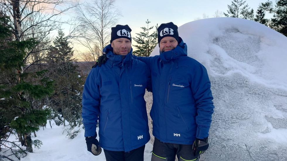 Entreprenörerna Ulrik Carlsson  och Martin Berger har köpt Storstenshöjden ihop. Här står de vid själva Storstenen på toppen av skidbacken. Foto: Privat