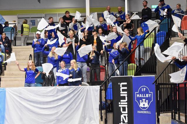 1 690 åskådare i Arenan gjorde Hallbys möte med Sävehof till en riktig handbollsfest – trots att Hallby föll med 25–30.