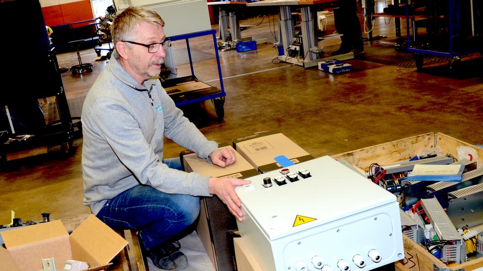 Tomas Gustavsson med en av företagets egna produkter. Med radiosignaler kan den här lådan fås att sätta på eller slå av olika maskiner.