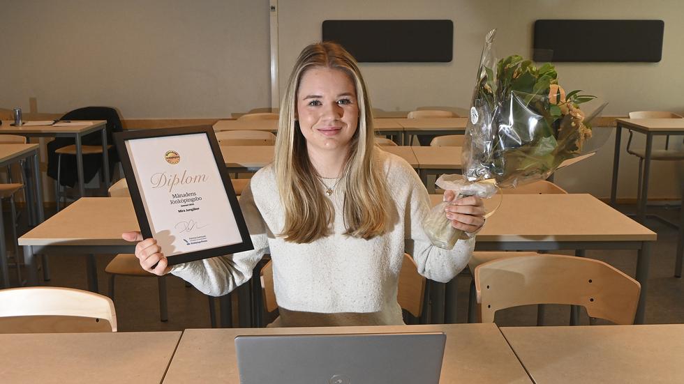 JP/Jnytt stör för en kort stund Mira Jungåker i studierna för att dela ut utmärkelsen som gör henne till årets första Månadens Jönköpingsbo.