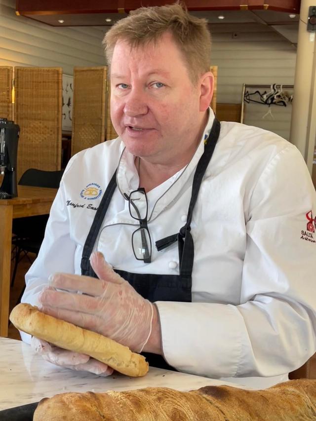 Manfred Enoksson är en oerhört kompetent bagare som delar med sig av sin kunskap kring bröd och baktekniker.