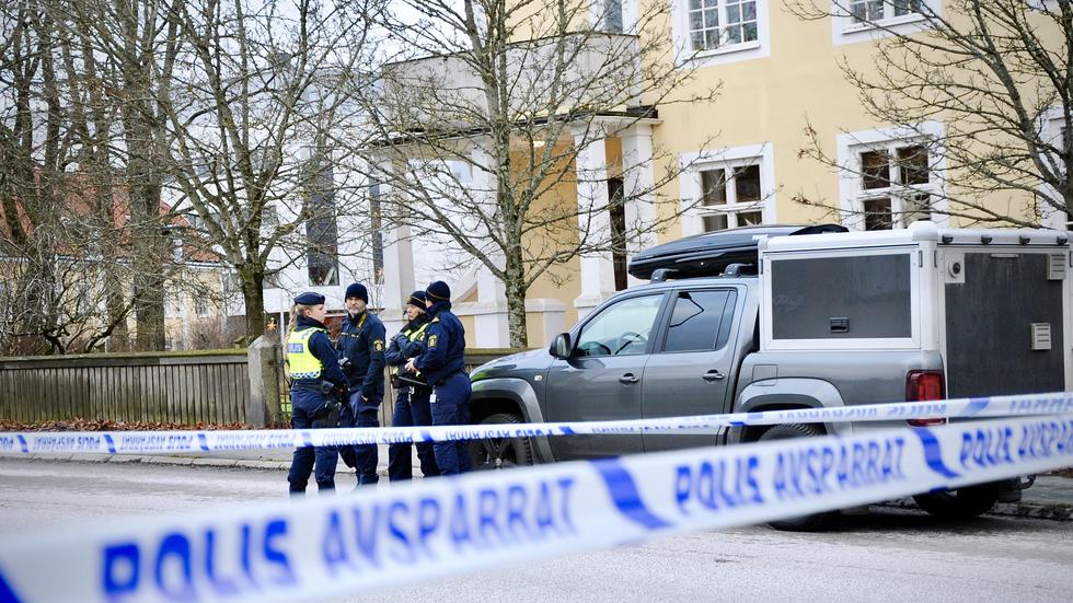 Mannen som dödades av polis i Eksjö den 23 december hade en komplicerad bakgrundshistoria. Han var dömd för flera brott som skett under episoder av psykisk ohälsa.
