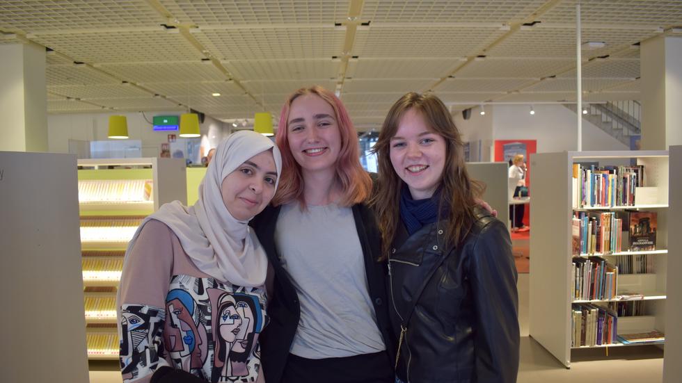 Shams Faieq, 18, Klara Bengtsson, 17 och  Madelene Ravelle Ericsson, 17 är intresserade av både böcker och skrivande. Klara Bengtsson kommer snart ut med två noveller. 