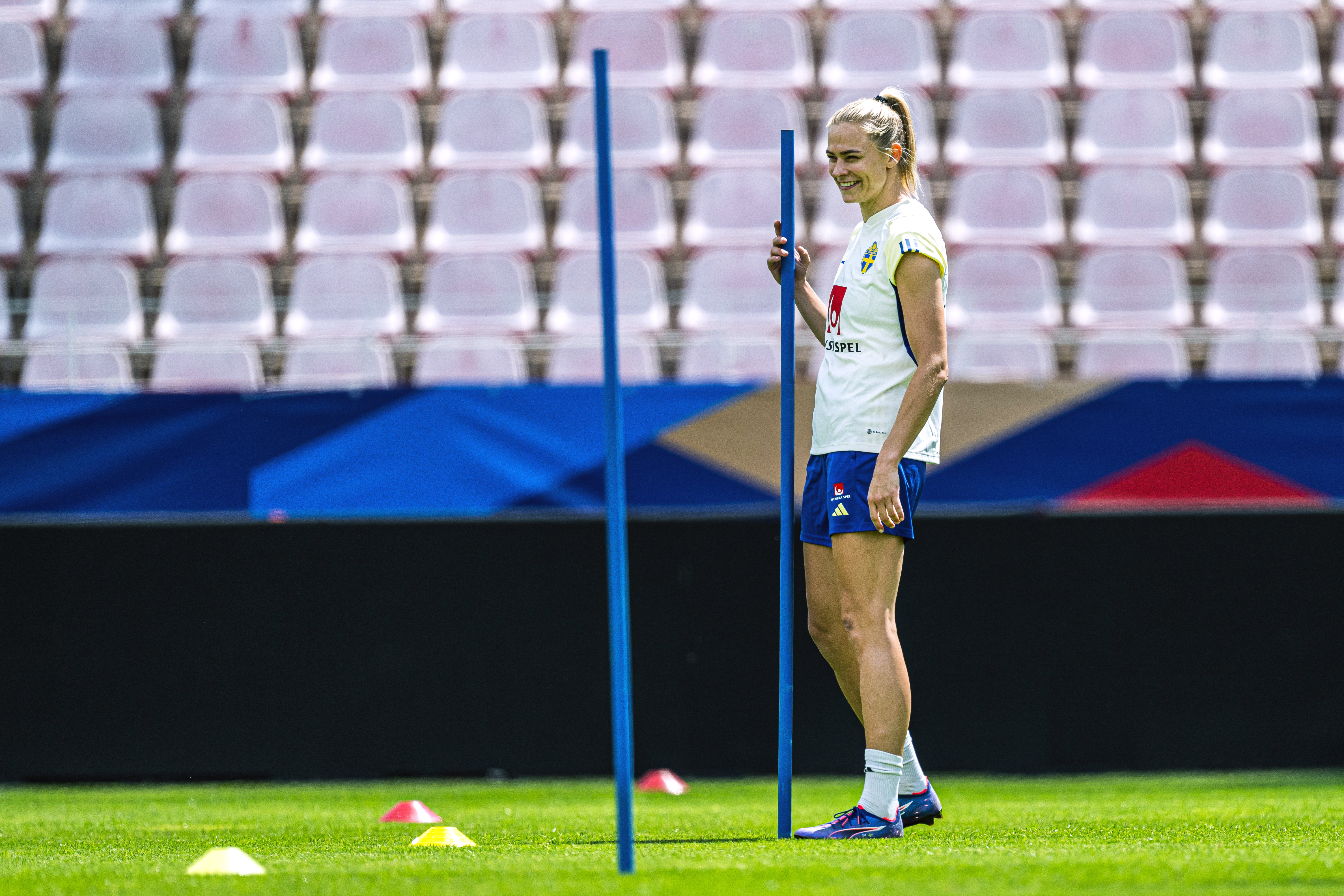 Fridolina Rolfö under fotbollslandslagets träning på Stade Gaston Gérard i Dijon inför fredagens EM-kvalmatch mot Frankrike.