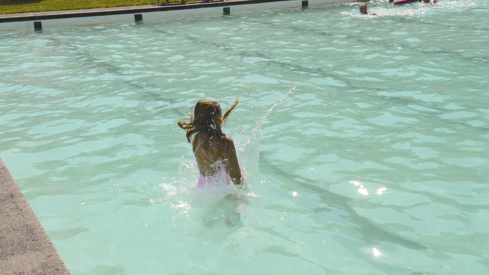 Under en varm dag är det skönt att kunna hoppa i poolen  för att svalka av sig tycker Ringbadets besökare. 
