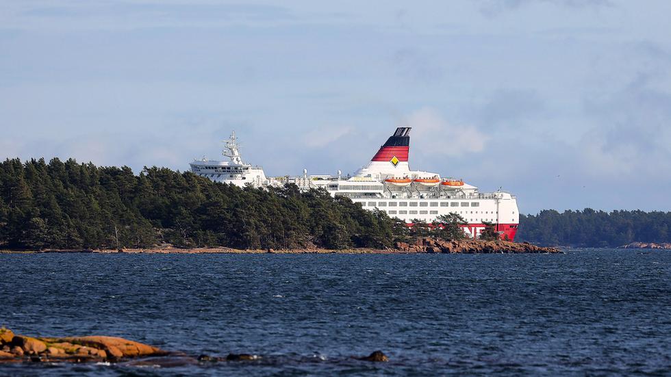 Viking Line-fartyget Amorella har gått på grund utanför Åland. Runt 280 personer finns ombord på fartyget – men ingen ska ha kommit till skada. Foto: Niclas Nordlund/Lehtikuva/AP/TT