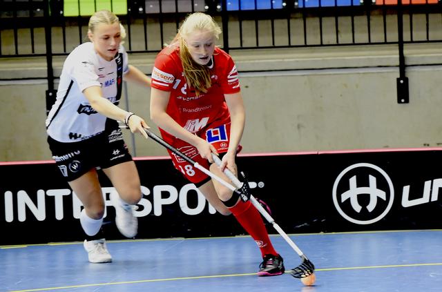 Mira Markström är ett ljus i mörkret i Jönköpings IK. Det blev två mål senast, och på lördag finns nya chanser till poäng i det livesända mötet borta mot IBK Lund.