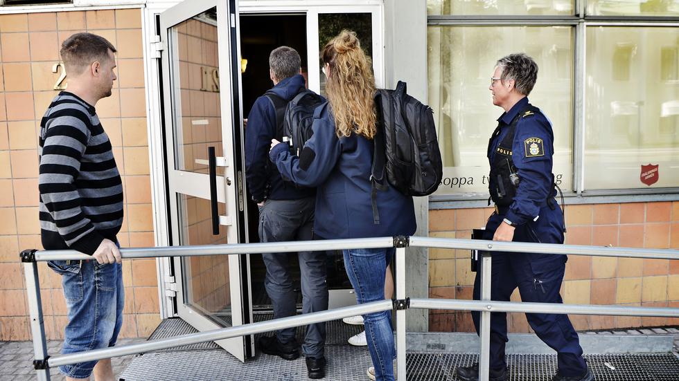 Poliser på plats vid HVB-hemmet på Västra Storgatan på morgonen den 24 juli, 2020.
