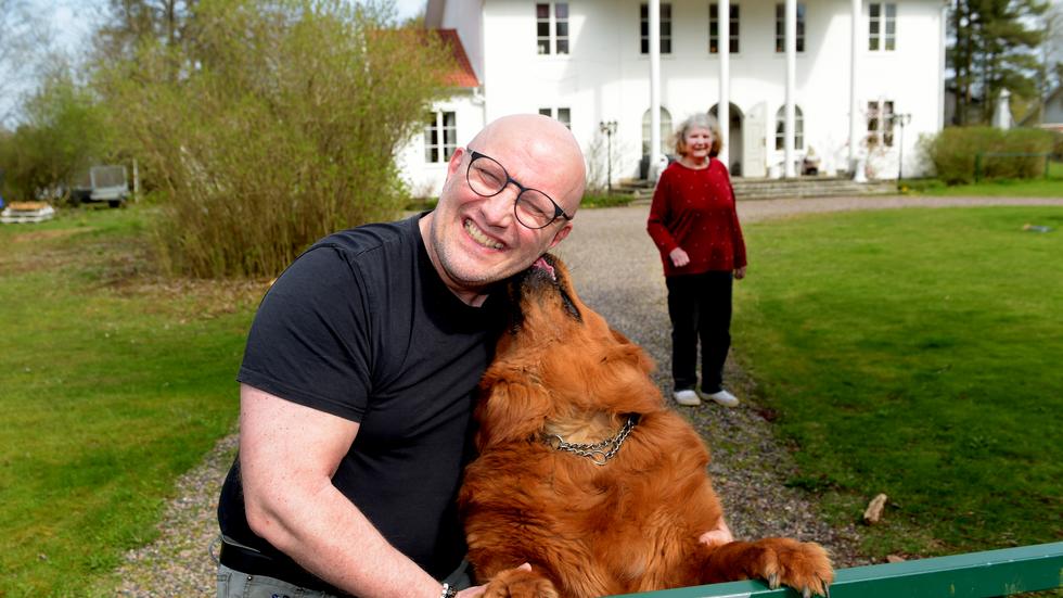 Hundar har varit en del av huset och den över 3 000 kvadratmeter stora tomten på senare år. Sonen Anders Tegeskog minns vilket äventyr det var att flytta in med familjen när han var tio år. I bakgrund modern Marita Tegeskog som nu säljer huset.