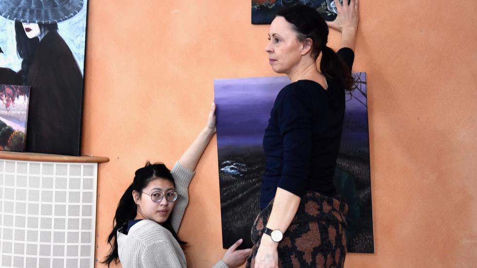 Frida Tran, 21, Jönköping, läser på bildskolan, med inriktning måleri. Jenny Söderlund, 50, är lärare i måleri och skulptur.